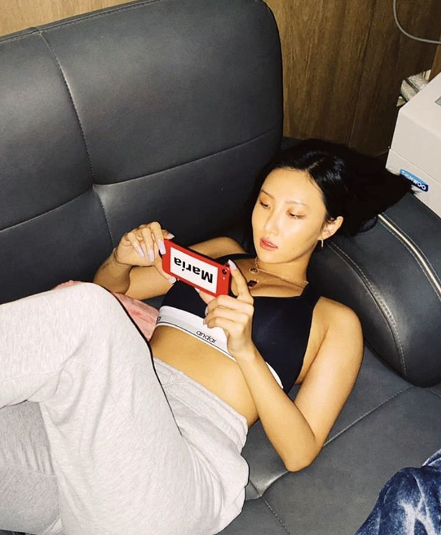 Group MAMAMOO Hwasa flaunted its fashionista sideHwasa posted a picture on social media on Sept.In the photo, Hwasa is lying in a comfortable posture and looking at his cell phone.Matching the bra top and tracksuit, she also showed off her girl crush charm. The charismatic look contrasts with her relaxed posture attracts attention.long process