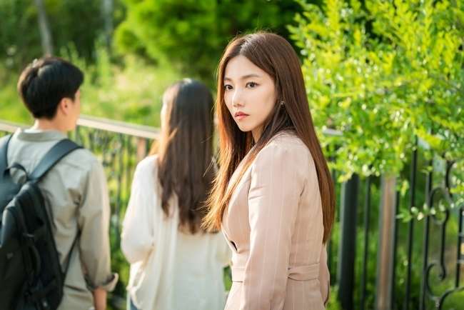 Lee Chae-young was spotted walking around Daldongne with boyfriend EruKBS 2TV evening drama The Man of Secret (played by Lee Jung-dae/directed by Shin Chang-seok) released a still cut of Daldongne dating by Han Yura (Lee Chae-young) and Choi Quartzite (Eru) on September 9.Secrets Man is a drama depicting a man who has an intelligence of seven years in an accident and rushing for revenge in the face of a miracle at the threshold of death.Yura was a reporter for the Dirt Suzer station, and even won Mia Jung (Park Hyun-jung)s exclusive interview to win the radio DJ position, but was dropped from the audition because she was pushed by a gold Suzer competitor.When her decision and effort to compete with her ability was ruined and she was in danger of being deprived of the reporter, she realized that quartzite was the only way to achieve her dream of rising status.In the meantime, the photo shows the quartzite climbing the shabby Daldong residential area and Yura following such quartzite.The KBC station PD, Quartzite, is known as a member of the Samjin Group family. Yuras approach to quartzite was also due to his background.What is the reason why he led Yura to a place far from his own origin, and then wonders why Yuras expression changed sharply.bak-beauty