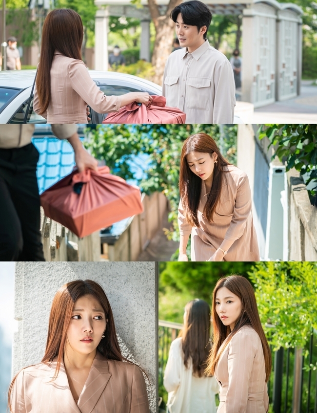 Lee Chae-young was spotted walking around Daldongne with boyfriend EruKBS 2TV evening drama The Man of Secret (played by Lee Jung-dae/directed by Shin Chang-seok) released a still cut of Daldongne dating by Han Yura (Lee Chae-young) and Choi Quartzite (Eru) on September 9.Secrets Man is a drama depicting a man who has an intelligence of seven years in an accident and rushing for revenge in the face of a miracle at the threshold of death.Yura was a reporter for the Dirt Suzer station, and even won Mia Jung (Park Hyun-jung)s exclusive interview to win the radio DJ position, but was dropped from the audition because she was pushed by a gold Suzer competitor.When her decision and effort to compete with her ability was ruined and she was in danger of being deprived of the reporter, she realized that quartzite was the only way to achieve her dream of rising status.In the meantime, the photo shows the quartzite climbing the shabby Daldong residential area and Yura following such quartzite.The KBC station PD, Quartzite, is known as a member of the Samjin Group family. Yuras approach to quartzite was also due to his background.What is the reason why he led Yura to a place far from his own origin, and then wonders why Yuras expression changed sharply.bak-beauty