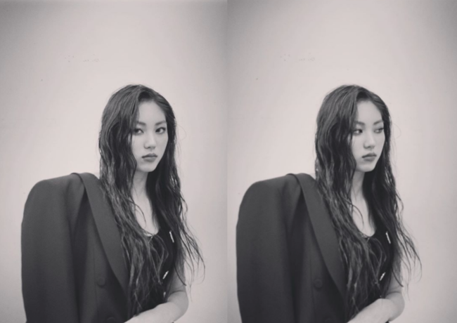 Group CLC (CL) Kwon Eunbin is receiving a hot interest for its fascinational black and white photographs.Kwon Eunbin posted three photos on his instagram on the 9th, adding an atmosphere with a black and white filter.In the open photo, Kwon Eunbin stared at the camera in front of him and showed a natural pose looking at a distant place.In particular, the appearance of Jacket indifferently wearing wet hair captivated the attention by bringing up the word prestige goddess with a special aura.After Kwon Eunbins Fascination photos were uploaded, global fans comments such as Its so beautiful, Todays concept is black, Its really my queen, and Its a goddess were poured out, and Kwon Eunbin responded witfully to some fans comments and showed affectionate appearance.CLC (CL) is a spectacular comeback with its new song HELICOPTER (Helicopter) in a year.Since its release on February 2, it has topped the iTunes top song charts in 10 regions around the world, including New Zealand, Mongolia, Bahrain, Bolivia, Brazil, Saudi Arabia, Slovenia, Estonia, Chile and Cambodia.The music video, which was released on the same day, has exceeded 20 million views on YouTube at 4 pm on the 6th, which is about four days after its release, and has its own shortest record and explosive response.On the other hand, CLC (CL) released its new single HELICOPTER on the 2nd and is continuing its active activities.Kwon Eunbin Instagram