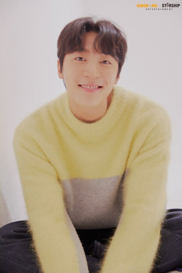 King Kong by Starship has released several new profile photos of 9th day Shin Hyun-soo.Shin Hyun-soo in the photo captures the eye with a charming bright Smile.He shows a relaxed expression that matches the atmosphere of black and white tone, and also wears a yellow knit and gives a fresh sensibility.Meanwhile, Shin Hyun-soo is reviewing his next film.