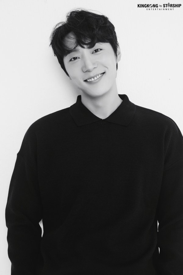 King Kong by Starship has released several new profile photos of 9th day Shin Hyun-soo.Shin Hyun-soo in the photo captures the eye with a charming bright Smile.He shows a relaxed expression that matches the atmosphere of black and white tone, and also wears a yellow knit and gives a fresh sensibility.Meanwhile, Shin Hyun-soo is reviewing his next film.