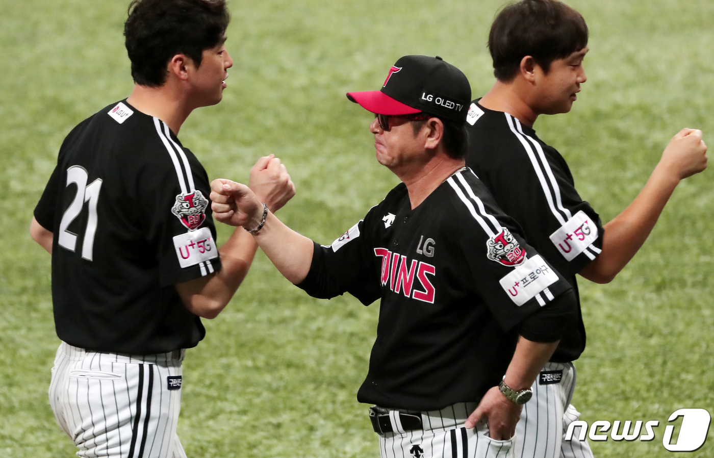 Ryu Jung-il, LG coach, explained the change in the rotation of the starting rotation this week ahead of the 2020 Shinhan Bank SOL KBO League Kiwoom Heroes game held at Jamsil Stadium in Seoul on October 10.Initially, LGs starting rotation was twisted.One of the Kyonggi was canceled last weekend and was pushed to Kyonggi on Monday, the 7th of this week, which led to the 7th consecutive game from Monday to Sunday.It was a situation where there was a problem in the operation of the starter.Lee Min-ho was in the game against Lotte Mart on the 7th, and Jeong Chan-Heon was in the order before Gwangju Kia on the 8th.After that, Casey Kelly Clarkson, Tyler Brian Wilson, Im Chan-kyu and Kim Yun-stock led to a vacancy in Jamsil Samsung on the 13th.The speciality of LGs starters also had to be considered.This season, LG is managing the number of appearances against Lee Min-ho and Jeong Chan-Heon, and Lee Min-ho is lacking experience in the first year of full time, and Jeong Chan-Heon is careful about injury power.So, the two players are running a so-called 10-day rotation that alternates one place, and even if they do not, they try to avoid at least two players twice a week.As a result, Lee Min-ho and Jeong Chan-Heons 13th appearance became difficult and one place was empty.Ryu said, We will call mercenaries in the second group.The mercenary is a pitcher who is preparing to be selected in the second group, not a foreign player, and Lee Woo-chan and Lee Sang-gyu are considered candidates.However, Lee Min-ho was early to pitch 57 in 113 innings in Lotte Mart on the 7th, so it was not necessary to cancel the rain to Kyonggi the day before.It rained yesterday and the rotation was pushed back; today Kelly Clarkson comes out and tomorrow Brian Wilson and Chan Kyu Yoon Sik, Ryu said.Kelly Clarkson 10th, Brian Wilson 11th, Im Chan-kyu 12th, Kim Yun-stock 13th, the schedule for this weeks start was naturally completed.Im very likely to be on the mound next Tuesday, he said of Lee Min-ho.Lee Min-ho, who was sluggish in the last Kyonggi, was allowed to step out after a long seven-day break.Kyonggi was canceled on the 9th, but Kelly Clarkson, Brian Wilson, Chan Kyu, Yoon Sik and Min Ho Soon were canceled on the 10th.