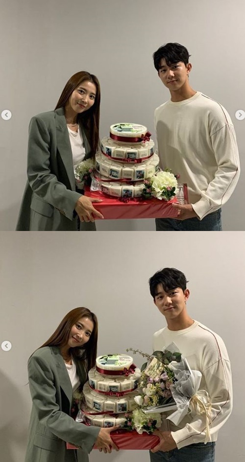 Actor Oh Yoon-ah has certified Gift of fans with Ki Do HunOh Yoon-ah posted an article and a photo on his instagram on the afternoon of the 10th, Thank you for our precious fans who came here.Im so sorry these days that I cant even get a pip party or a simple back-up, but all the rice cakes and drinks Gifts are so precious and comforting, he said.# Thank you so much for loving the effective couple ~ # Should be, he added.In the photo, Oh Yoon-ah and Ki Do Hun are certified with rice cake.On the other hand, Oh Yoon-ah and Ki Do Hun are loved as a couple of singers in the KBS2 weekend drama Ive been to once (hereinafter referred to as Should be) by playing Song Ga-hee and Park Hyo-shin respectively.