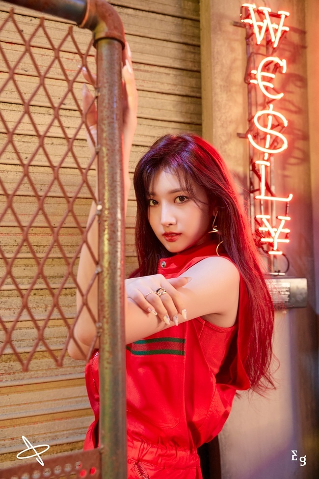 Group Everglow (EVERGLOW) robbed Sight with intense RED lightEverglow (Yoo, Sihyun, Mia, Onda, Asha, This) released its second mini album -77.82X-78.29 concept photo teaser on September 10 through its official SNS account.Everglow in the public photo has a charismatic force with an RED light with an intense color, and it captivates the eye with an aura of a female warrior who is different from the first photo.In particular, Everglow, who showed a chic yet splashy sparkling charm at the same time, overwhelmed the viewers sight with a unique presence.-77.82X-78.29 is an album with Everglows other transform, and will show a subjective and active female image.Through this message, we will show more bold and explosive appearance not only in the expanded musical spectrum but also in the concept, and plan to capture global music fans once again.