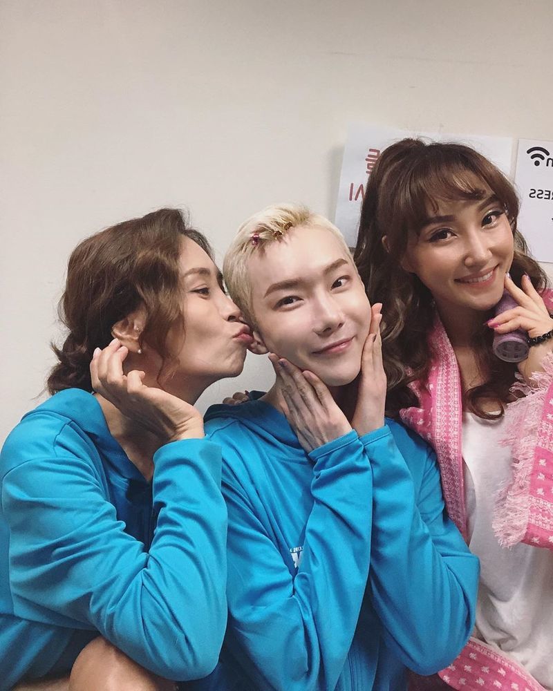 Singer Jo Kwon boasted a sticky friendship with musical actor Choi Jung-won.Jo Kwon told his Instagram on September 10: My garden Margarets mother, who always watches her son in a platoon every time she performs.Seven years ago, when I saw my senior performance, I said, We must meet on stage in the waiting room, and I got a great courage to say to Jamie that she can go naked.I will not forget my eternal DIVA. The picture shows Choi Jung-won kissing Jo Kwon. The cheerful atmosphere of Choi Jung-won, Jo Kwon, and Jung Young-ah catches the eye.The look of the three peoples remorse also attracts attention.delay stock