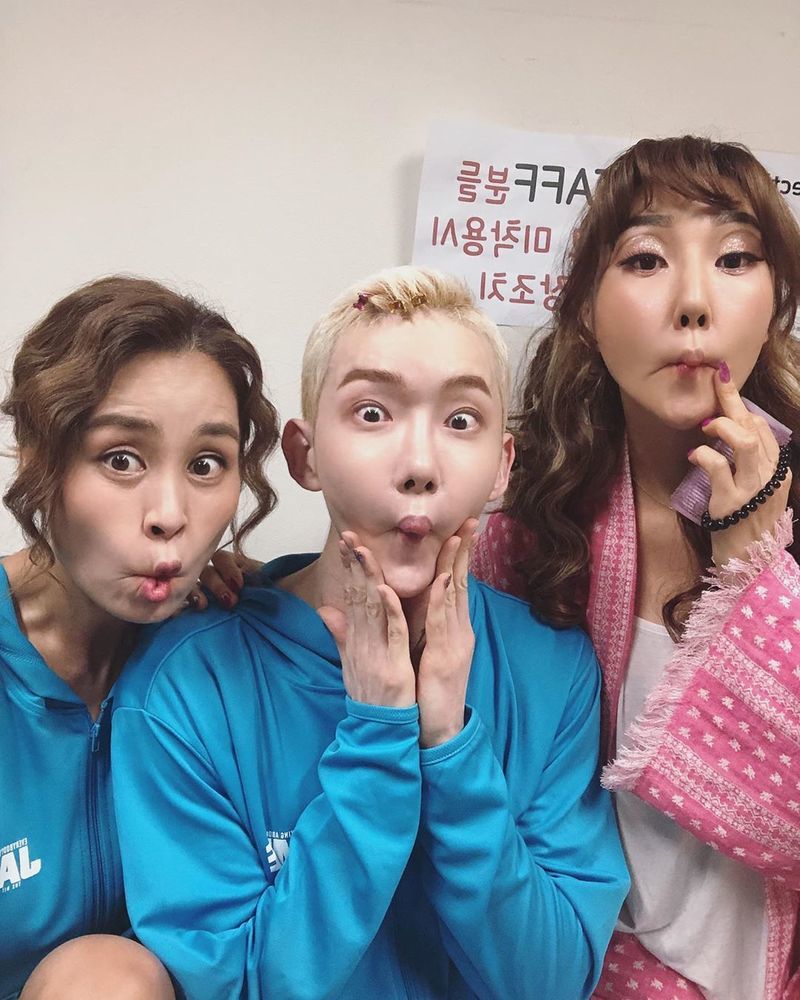 Singer Jo Kwon boasted a sticky friendship with musical actor Choi Jung-won.Jo Kwon told his Instagram on September 10: My garden Margarets mother, who always watches her son in a platoon every time she performs.Seven years ago, when I saw my senior performance, I said, We must meet on stage in the waiting room, and I got a great courage to say to Jamie that she can go naked.I will not forget my eternal DIVA. The picture shows Choi Jung-won kissing Jo Kwon. The cheerful atmosphere of Choi Jung-won, Jo Kwon, and Jung Young-ah catches the eye.The look of the three peoples remorse also attracts attention.delay stock
