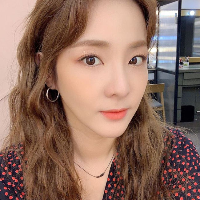 Sandara Park from 2NE1 has made fans feel heartbroken again with a selfie of her close-up.On the 10th, Singer Sanda Park posted several photos through personal SNS.In the public photos, Sandara Park seems to be getting makeup, and has caught the attention of fans with its bling beautiful looks.Even if you do a close-up, you will get a lot of humiliating beautiful looks.On the other hand, Sandara Park is expanding its activities not only in various entertainment programs but also in beauty programs as MC and panel, and musical actors.Sandara Park SNS