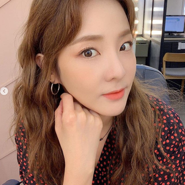 Sandara Park from 2NE1 has made fans feel heartbroken again with a selfie of her close-up.On the 10th, Singer Sanda Park posted several photos through personal SNS.In the public photos, Sandara Park seems to be getting makeup, and has caught the attention of fans with its bling beautiful looks.Even if you do a close-up, you will get a lot of humiliating beautiful looks.On the other hand, Sandara Park is expanding its activities not only in various entertainment programs but also in beauty programs as MC and panel, and musical actors.Sandara Park SNS