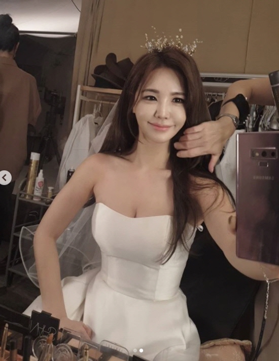 Actor Kang Ye-bin boasted of her figure as a goddess of pure white.Kang Ye-bin posted a photo on social media on the 10th, #Wedding shooting starts, I feel comfortable with my dress because Im a little bit out of weight. Find me. Am I looking excited?In the photo, Kang Ye-bin is wearing a wedding dress and smiling and taking a self-portrait. His slender face and distinctive features are noticeable.Kang Ye-bin said he had started his Diet earlier.He said, I recently lost about 4kg and now I have lost 3kg again, but I was able to get back to my old weight by recognizing it quickly and Dieting./ Photo: Kang Ye-bin Instagram