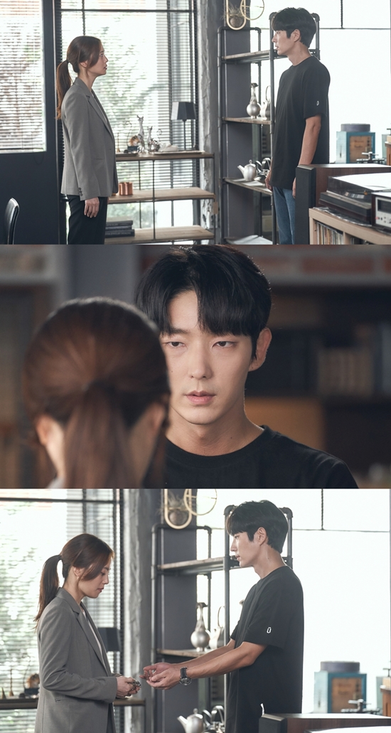 Lee Joon-gi and Moon Chae-won face each other in Detective in the 13th episode of Evil Flowers, which is in a rush of unpredictable developments every time, and it is raising the curiosity of viewers once again.In TVNs Drama Flower of Evil, Do Hyun-soo (Lee Joon-gi) is being caught by his wife and Detective Chae-won, which is causing his heart to feel sick.Do Hyun-soo and Carsons eyes, facing each other in the public photos, have a lot of emotions even if they do not have a word.Then, the car support that took out the handcuffs and the figure of Do Hyun-soo who gave her hand to her purely adds to the sadness just by looking.Do Hyun-soo, who is in a situation where he is going to be arrested soon, is saddened by the atmosphere of the two people who are in conflict with his calm attitude, while the hard work of the car support to do his duty as a detective is seen.In the previous broadcast, Choi Jae-seop (Choi Young-joon), who tried to arrest Do Hyun-soo as a suspect in the Murder case of Lee Kyung-ri, put it on hold and provided him with a new breakthrough.So, Do Hyun-soo threw bait at Baek Man-woo (Son Jong-hak), who tried to kill himself with a car support, and everyones attention is focused on the success or failure of this plan.In addition, Do Hyun-soo, Cha Won, and the unexpected reality that unfolded before them, which were more affectionate than ever after realizing deep love for each other, are tightening the hearts of viewers.There is a curiosity about the 13th episode to be broadcast on the 10th, what has happened between the two men and women who seemed to be together with any rough trouble and transformed into a detective and a suspect.In addition, expectations are also gathered for the chewy psychological suspense surrounding the serial Murder case during the performance, whether Do Hyun-soo will be able to catch the back of the million-woo properly.Meanwhile, the 13th episode of The Flower of Evil will be broadcast at 10:50 p.m. on the 10th.Photo = tvN