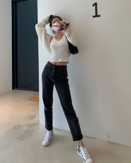 The giraffe of Apink Son Na-eun draws attention.On the 10th, Apink Son Na-eun posted a picture on his SNS.Son Na-eun in the picture is taking a nice pose.His extraordinary giraffes and proportions attracted fans Sight.Son Na-eun is currently working as an Adidas model.Recently, Adidas announced that it has selected the MZ generations representative style icons Son Na-eun and Song Min-ho as models of FW20 season My Shelter.Son Na-eun perfectly expresses the urban atmosphere and trendy style of My Shelter Wind Full Metal Jacket with his unique aura and unique presence, and Song Min-ho is also praised by the field staff for showing the essence of Urban Outdoor Look with a confident gesture and intense charisma in My Shelter Lane Full Metal Jacket.