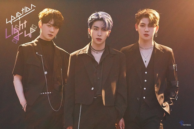 Group UP10TION showed off its intense charisma.On September 11, UP10TIONs official SNS channel, UP10TION [Light UP] HUNTER PHOTO I, was released.UP10TION in the public photo literally wore an intense black suit reminiscent of Hunter Boot Ltd, and focused on the fans attention with an unreachable aura.Melody and Hwanhee, Kun, Vito, Xiao, and three unit photos were released, and all three units had different atmospheres. The charisma of UP10TION members attracted the fans attention and amplified the expectation of the new album.UP10TION, which has launched a full-scale comeback countdown on the 4th, released a mysterious image through SPECTRUM PHOTO, which was released in turn, and showed various charms from all white to various color suits.UP10TIONs ninth mini album will be released on and off-line on the 24th, while UP10TION, which has been active as an all-round concept stone challenging various concepts of each activity, is giving a reversal with the opposite HUNTER PHOTO released earlier.kim myeong-mi