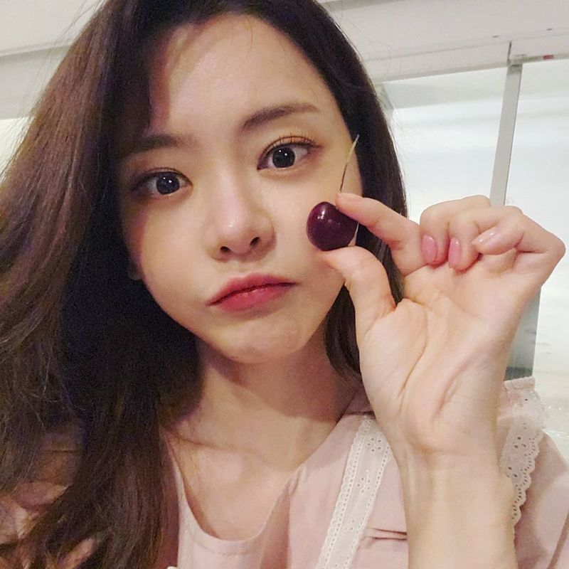 Seo Yu-ri has released a selfie.Seo Yu-ri posted a picture on his SNS on September 11 with an article entitled Today is a pancreas.In the open photo, Seo Yu-ri is staring at the camera with a cherry, making the red cherry look more prominent in the skin of Seo Yu-ri like a white house.Also, eyes bigger than cherry, colorful features attract attention.seo yu-na