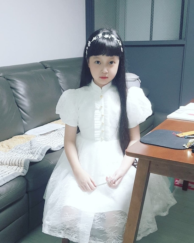 Kim Sul, a young man, Pearl Fairytale Princess Kim Sul, who grew up sobly, revealed his current situation.On September 11, the child actor Kim Sung Instagram posted several photos along with the article Seoul Drama Awards 2020 K Kids Opening Performance.The photo shows Kim Sul, who participated in the opening performance of the Seoul Drama Awards 2020.Kim, who was born in 2011 and turned 10 years old this year, is wearing a colorful white dress and a headband, and the princess in Fairytale is showing off her cute visuals as if she had ripped out a book.Kim said, We are all the same amateurs on the stage of the world, Kim said. We kept the corona safety rules and recorded them!The mask was taken off only for a while when taking a picture. bak-beauty
