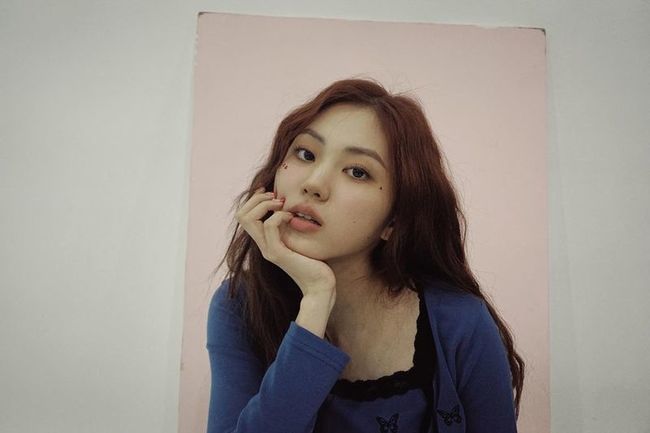 CLC member Kwon Eunbin showed off her sweet charm.Kwon Eunbin posted a picture on her Instagram page on September 11.In the open photo, she is staring at the camera with one hand on her chin. The charismatic appearance on the stage and the feminine atmosphere of 180 degrees are focused.CLC, which Kwon Eunbin belongs to, is releasing a new song Helicopter and is continuing its active activities.