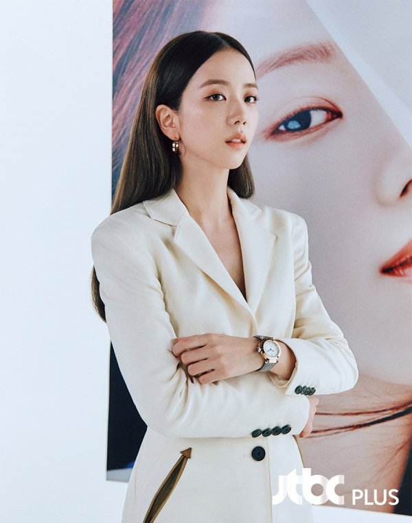 The first protagonist of the project is JiSoo of BLACKPINK, which has a global fandom as well as Korea.Based on the potential to overcome the talents, personality, and limitations of a new generation, we reinterpret the commonality between Pasha de Cartier and JiSoo and develop dramatic production.In particular, this video sensibly shows the theme of beauty by overlapping the design elements of JiSoos eyes, nose, mouth and Pasha de Cartier.From JiSoos eyes to the index of clocks, the clock needle from the nose and the crown from the ear, finally capturing the beautiful moments felt in the two faces facing each other.From any angle, the perfect time for JiSoo and Pasha de Cartier to seep into each other naturally harmonizes itself.Pasha de Cartier Watch is the first waterproof watch in Cartier, a Unisex Watch collection with dynamic, modern image and sporty charm.With more sophisticated features and details in the original model, it has returned to its renewal in 2020.On the other hand, JiSoo has successfully opened the project and raised the curiosity about the remaining two people.Following the first release of the project on the 7th, the main video of JiSoo and Pasha de Cartier will be released on the SNS of JTBC PLUS (Bazaar, Esquire, Elle and Cosmopolitan) on the 11th.