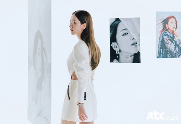 The first protagonist of the project is JiSoo of BLACKPINK, which has a global fandom as well as Korea.Based on the potential to overcome the talents, personality, and limitations of a new generation, we reinterpret the commonality between Pasha de Cartier and JiSoo and develop dramatic production.In particular, this video sensibly shows the theme of beauty by overlapping the design elements of JiSoos eyes, nose, mouth and Pasha de Cartier.From JiSoos eyes to the index of clocks, the clock needle from the nose and the crown from the ear, finally capturing the beautiful moments felt in the two faces facing each other.From any angle, the perfect time for JiSoo and Pasha de Cartier to seep into each other naturally harmonizes itself.Pasha de Cartier Watch is the first waterproof watch in Cartier, a Unisex Watch collection with dynamic, modern image and sporty charm.With more sophisticated features and details in the original model, it has returned to its renewal in 2020.On the other hand, JiSoo has successfully opened the project and raised the curiosity about the remaining two people.Following the first release of the project on the 7th, the main video of JiSoo and Pasha de Cartier will be released on the SNS of JTBC PLUS (Bazaar, Esquire, Elle and Cosmopolitan) on the 11th.