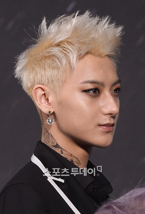 Former member of the group EXO, Tao (real name Hwangz Tao), was defeated by Fathers death.According to Tao Entertainment, Taos father, Hwang Chung-dong, died on Wednesday.I feel sorry for the news, and I think I should give Tao time to take care of my family, the agency said.The deceased was a founder of Long Tao Entertainment and was a warm person to the company and family, he said. I died fighting illness in the hospital.Tao made his debut as a group EXO in Korea in 2012; he has since left EXO in 2015 and is currently active in China.