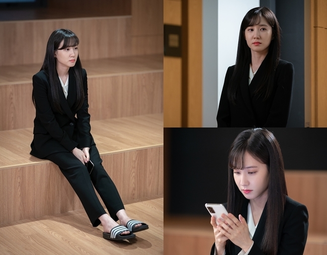 Why does Park Eun-bin like Brahms? Why is Park Eun-bin alone in Barefoot in the Park wearing only three-line slippers?Do you like SBS drama Brahms? (played by Ryu Bo-ri/directed by Cho Young-min/production studio S) is gaining acclaim as Well-Made Sensibility Drama, while Park Eun-bin plays Chae Song-ah, who became a late-stage music student with a dream late.I want to do Violin well, but the appearance of Chae Song, who faced the reality that does not follow as much as the heart, stimulated the sympathy of many people.And Park Joon-young (Kim Min-jae), who gave comfort to Chae Song-ahs favorite music, gave a special impression.In the photo, Chae Song-ah is sitting alone in the rehearsal room. She is different from usual.The top is a neat suit, while the bottom is a balance with only three-line slippers on the Barefoot in the Park.The figure of the vegetarian is so humble and lonely that it becomes more light. What happened to the vegetarian?I wonder why Chae Song-a is alone here in this dress.It is a song that has courageously chosen the dream of Violin even in the opposite of everyone.The viewers were also hurt by the appearance of Chae Song-a, who said she liked Violin while being hurt a lot, and cheered her up.Park Eun-bin has also played a role in raising the consensus of the drama, drawing the Feeling of these chansons immersingly.Park Su-in