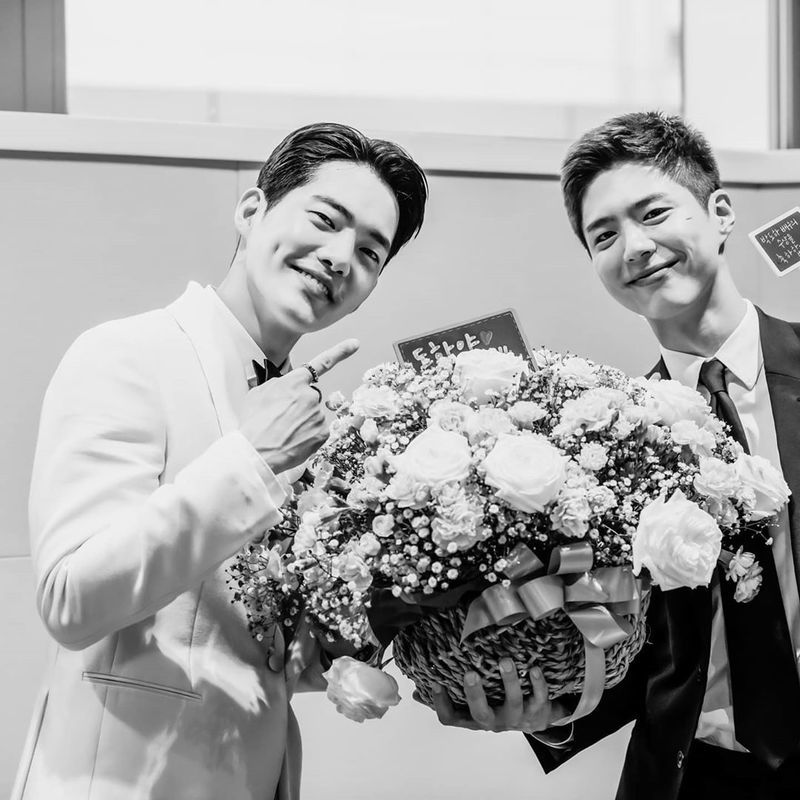 Actor Park Bo-gum and Kim Kun-Woos TVN monthly drama Record of Youth shooting behind-the-scenes photos were released.Kim Kun-Woo agency The official Instagram of the company said on September 12, What is this cheerful two-shot?Handsome and handsome Kim Kun-Woo Actor and Park Bo-gum Actor .The photo shows Park Bo-gum and Kim Kun-Woo wearing suits; the two Actors sit side by side and take selfies of their mobile phones.The handsome visuals of the two Actors catch the eye.