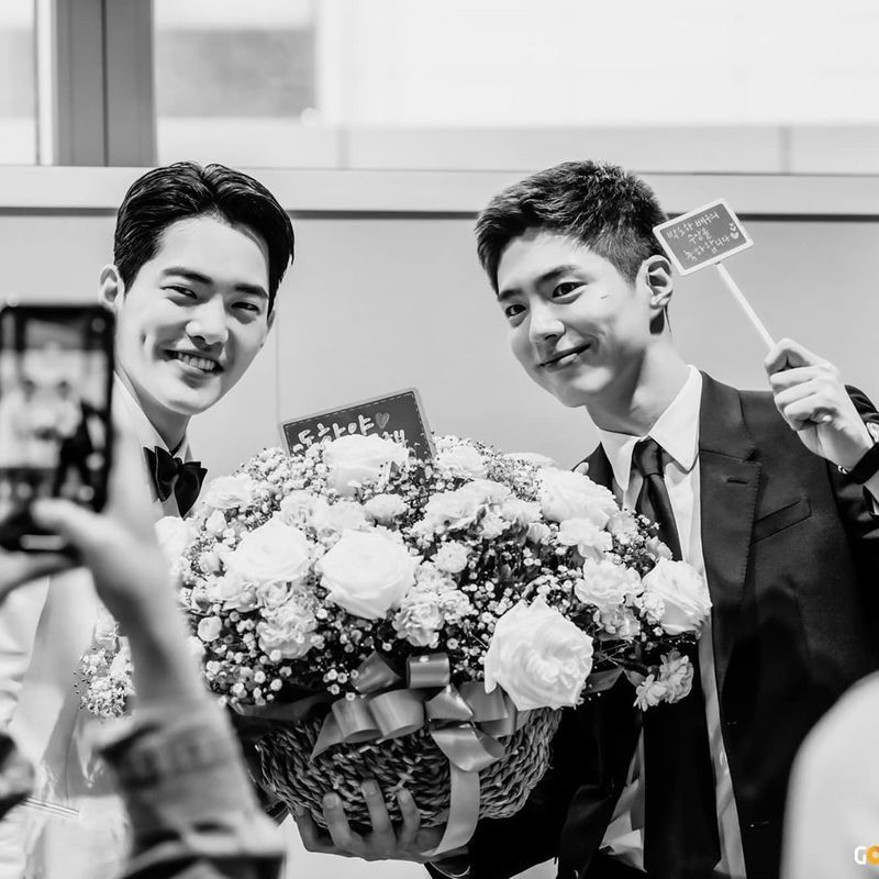Actor Park Bo-gum and Kim Kun-Woos TVN monthly drama Record of Youth shooting behind-the-scenes photos were released.Kim Kun-Woo agency The official Instagram of the company said on September 12, What is this cheerful two-shot?Handsome and handsome Kim Kun-Woo Actor and Park Bo-gum Actor .The photo shows Park Bo-gum and Kim Kun-Woo wearing suits; the two Actors sit side by side and take selfies of their mobile phones.The handsome visuals of the two Actors catch the eye.