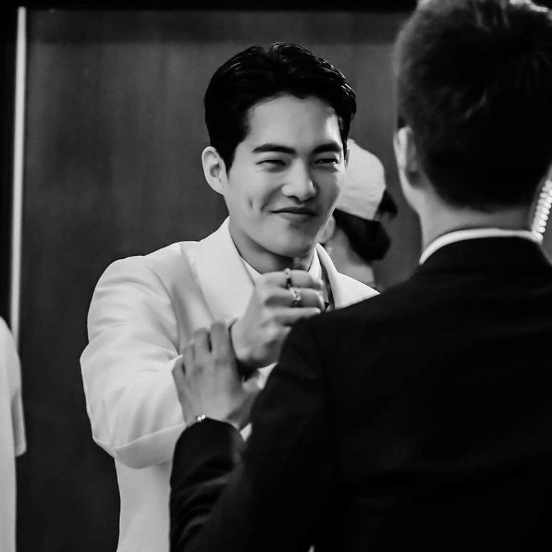 Actor Park Bo-gum and Kim Kun-Woos TVN monthly drama Record of Youth shooting behind-the-scenes photos were released.Kim Kun-Woo agency The official Instagram of the company said on September 12, What is this cheerful two-shot?Handsome and handsome Kim Kun-Woo Actor and Park Bo-gum Actor .The photo shows Park Bo-gum and Kim Kun-Woo wearing suits; the two Actors sit side by side and take selfies of their mobile phones.The handsome visuals of the two Actors catch the eye.