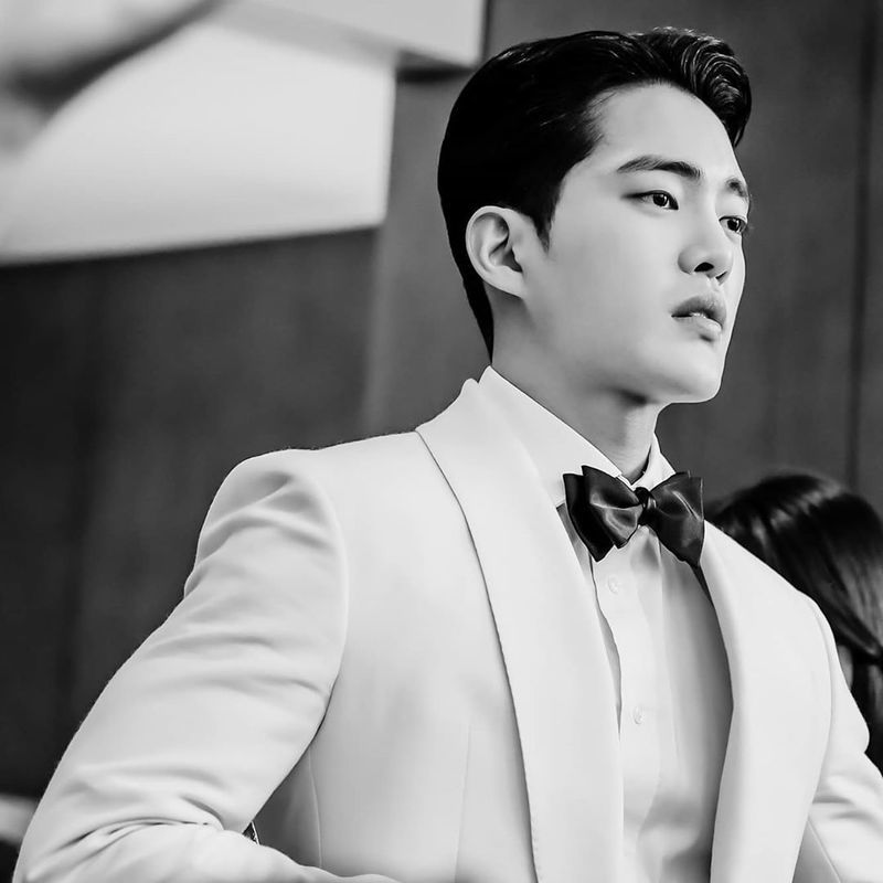 Actor Park Bo-gum and Kim Kun-Woos TVN monthly drama Record of Youth shooting behind-the-scenes photos were released.Kim Kun-Woo agency The official Instagram of the company said on September 12, What is this cheerful two-shot?Handsome and handsome Kim Kun-Woo Actor and Park Bo-gum Actor .The photo shows Park Bo-gum and Kim Kun-Woo wearing suits; the two Actors sit side by side and take selfies of their mobile phones.The handsome visuals of the two Actors catch the eye.