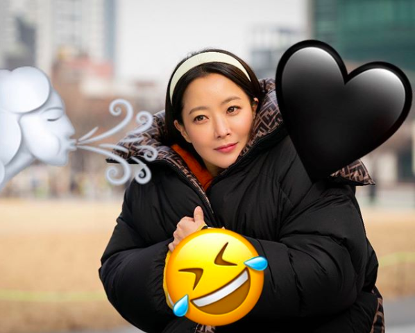 Tomato photo?...Hair band + live hair perfect JaehyunActor Kim Hee-sun has simply boasted of while youre beautifulKim Hee-sun posted on his SNS on the 12th, It was cold when I shot it. Happy Happy if I use SBS Alice at 10 oclock tonight.In the photo released together, Kim Hee-sun, who is wearing a padding jumper and taking a natural pose, is shown.Kim Hee-sun, who has long straight hair and a white hairband, is amazing.It boasts an amazing synchro rate as if it were a copy (copying and pasting) in the drama Tomato, which aired in 1999, and it just gives an admiration.SBS gilt drama Alice, starring Kim Hee-sun, is broadcast every Friday and Saturday at 10 pm, and the production team said, In the 6th broadcast today (12th), there is a shocking situation surrounding Park Jin-gum and Yoon Tae-yi.The more they do, the deeper they will dig into time travel.I would like to ask for your interest and expectation to the two actors who are more intense even in the danger, and the two actors who have drawn it with more intense acting. Kim Hee-sun SNS