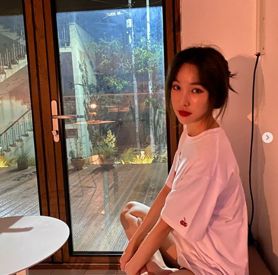 Group GFriend Yuju has revealed the current status of Housecock life.Yuju posted a picture on his SNS on the 12th with an article entitled Yang Yang.Yuju gazed into the camera in a comfortable outfit, which showed off her cute charm with charming beautiful looks.Yujus fresh charm catches the attention of many people.Yujus group GFRIENDs MEMORIA Yang Yang Yang Village Beach