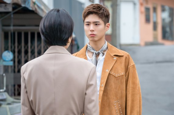 TVNs monthly drama Record of Youth captured Lee Min-jae (Shin Dong-mi), who visited Park Bo-gum with unexpected news on the 13th.Attention is focused on the two people who decided to start a new start in different directions.In the last broadcast, a picture of a young Sa Hye-joon, who met the turning point of life between dreams and reality, was drawn. Sa Hye-joon, who fell into the movie audition, decided to face reality and fold his dream.In front of such a sahyejun, Lee Min-jae handed out a ticket to Milan. In the sudden departure of the Milan fashion show, Sahyejun once again felt living.His Choices, who gave up his dream because he was passionate about his work more than anyone else and was desperate, added sadness.The Milan fashion show also caused a big wave for the first manager Lee Min-jae, who stepped out with his arms kicked in the face of Lee Tae-soo (Lee Chang-hoon), who interfered with the future of Sa Hye-joon.He was curious about Lee Min-jaes move to share someones dreams and to make them work well, as he felt the pride and joy he had never experienced before, as he watched Sa Hye-joon shining on the runway.In the meantime, the images of Sa Hye-joon and Lee Min-jae in the public photos stimulate curiosity.I feel his firm determination to put down everything in the appearance of Sa Hye-joon, who is not shaken by any words of Lee Min-jae.Lee Min-jae, who is angry at Sa Hye-joon, who turned around without hesitation, is also interesting. It raises the question of what words have been exchanged between the two.In the third episode broadcast on the 14th, another Choices moment comes to Sa Hye-joon.In Milan, Lee Min-jae told him that he was special to Sa Hye-joon, who would go to the army realistically with the news of the audition.Lee Min-jae once again finds Sa Hye-joon and gives a surprise proposal with the real reason for falling out of the movie audition.It is noteworthy whether the mind of Sa Hye-joon, who gave up his dream of Actor, will be returned and a new tomorrow will be opened together.Please watch if Sa Hye-joon, who faces reality, will try to challenge his dream again, said the production team of Record of Youth.