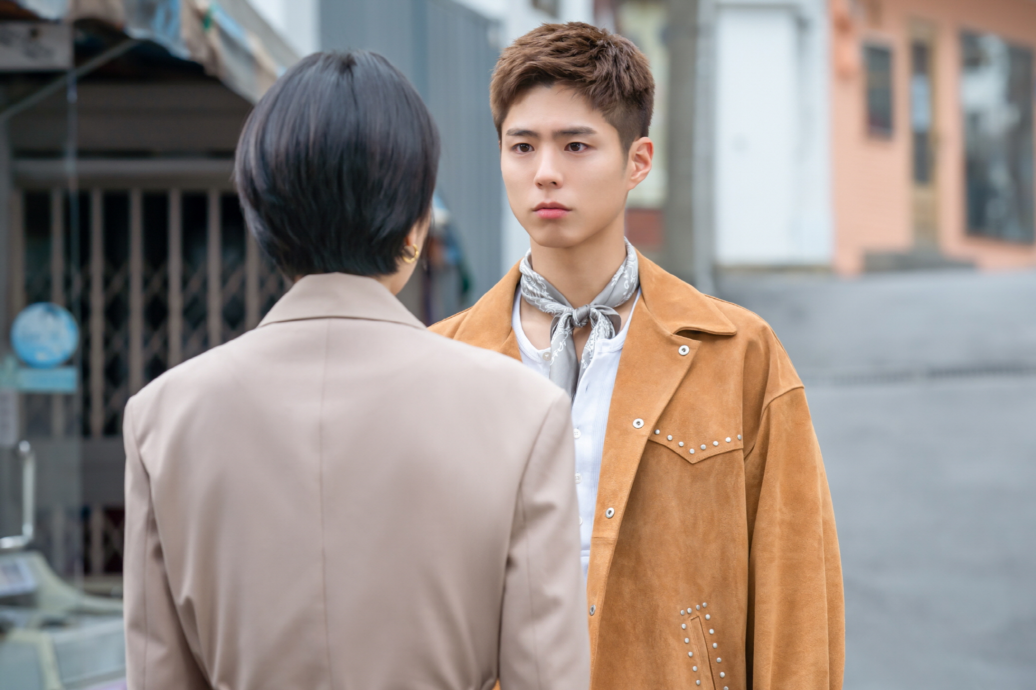 Will Park Bo-gum have a chance to keep his dream again?TVN Mon-Tue drama Record of Youth (director Ahn Gil-ho, playwright Ha Myung-hee, production fan entertainment, studio dragon) captured Lee Min-jae (Shin Dong-mi), who visited Park Bo-gum with unexpected news on the 13th.Attention is focused on the two people who decided to start a new start in different directions.In the last broadcast, a picture of a young Sa Hye-joon, who met the turning point of life between dreams and reality, was drawn. Sa Hye-joon, who fell into the movie audition, decided to face reality and fold his dream.In front of such a sahyejun, Lee Min-jae handed out a ticket to Milan. In the sudden departure of the Milan fashion show, Sahyejun once again felt living.His Choices, who gave up his dream because he was passionate about his work more than anyone else and was desperate, added sadness.The Milan fashion show also caused a big wave for the first manager Lee Min-jae, who stepped out with his arms kicked in the face of Lee Tae-soo (Lee Chang-hoon), who interfered with the future of Sa Hye-joon.Lee Min-jae, who felt the pride and joy that he had never experienced while watching Sa Hye-joon shining on the runway, raised his curiosity about his future move by finding value in what he wanted to do well with someones dreams.In the meantime, the images of Sa Hye-joon and Lee Min-jae in the public photos stimulate curiosity.I feel his firm determination to put down everything in the appearance of Sa Hye-joon, who is not shaken by any words of Lee Min-jae.Lee Min-jae, who is angry at Sa Hye-joon, who turned around without hesitation, is also interesting. It raises the question of what words have been exchanged between the two.In the third episode, which is broadcast on the 14th (Mon), another Choices moment comes to Sa Hye-joon.In Milan, Lee Min-jae told him that he was special to Sa Hye-joon, who would go to the army realistically with the news of the audition.Lee Min-jae once again finds Sa Hye-joon and gives a surprise proposal with the real reason for falling out of the movie audition.It is noteworthy whether the mind of Sa Hye-joon, who gave up his dream of Actor, will be returned and a new tomorrow will be opened together.Please watch if Sa Hye-joon, who faces reality, will try to challenge his dream again, said the production team of Record of Youth.On the other hand, the third episode of tvN Mon-Tue drama Record of Youth will be broadcast at 9 pm on the 14th (Mon).iMBC  Photo Provision tvN
