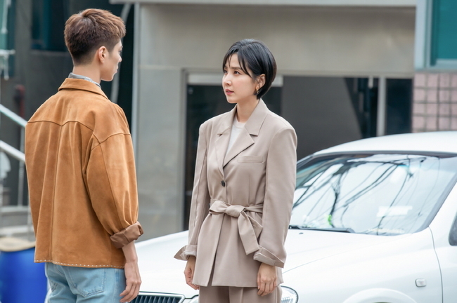 Will the opportunity to keep your dream come back to Record of Youth Park Bo-gum?TVNs monthly drama Record of Youth (director Ahn Gil-ho, playwright Ha Myung-hee, production fan entertainment, studio dragon) released the image of Lee Min-jae (Shin Dong-mi), who visited Sa Hye-joon (Park Bo-gum) with unexpected news on September 13.In the last broadcast, a picture of a young Sa Hye-joon, who met the turning point of life between dreams and reality, was drawn. Sa Hye-joon, who fell into the movie audition, decided to face reality and fold his dream.In front of such a sahyejun, Lee Min-jae handed out a ticket to Milan. In the sudden departure of the Milan fashion show, Sahyejun once again felt living.His Choices, who gave up his dream because he was passionate about his work more than anyone else and was desperate, added sadness.The Milan fashion show also caused a big wave for the first manager Lee Min-jae, who stepped out with his arms kicked in the face of Lee Tae-soo (Lee Chang-hoon), who interfered with the future of Sa Hye-joon.He was curious about Lee Min-jaes move to share someones dreams and to make them work well, as he felt the pride and joy he had never experienced before, as he watched Sa Hye-joon shining on the runway.In the meantime, the images of Sa Hye-joon and Lee Min-jae in the public photos stimulate curiosity.I feel his firm determination to put down everything in the appearance of Sa Hye-joon, who is not shaken by any words of Lee Min-jae.Lee Min-jae, who is angry at Sa Hye-joon, who turned around without hesitation, is also interesting. It raises the question of what words have been exchanged between the two.In the third episode broadcast on the 14th, another Choices moment comes to Sa Hye-joon.In Milan, Lee Min-jae told him that he was special to Sa Hye-joon, who would go to the army realistically with the news of the audition.Lee Min-jae once again finds Sa Hye-joon and gives a surprise proposal with the real reason for falling out of the movie audition.It is noteworthy whether the mind of Sa Hye-joon, who gave up his dream of Actor, will be returned and a new tomorrow will be opened together.We want you to see if Sa Hye-joon, who faces reality, will play the Top Model of Dreams again, said the production team of Record of Youth.