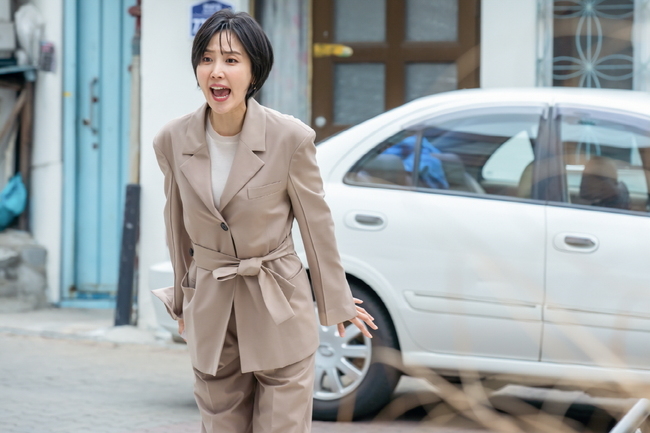 Will the opportunity to keep your dream come back to Record of Youth Park Bo-gum?TVNs monthly drama Record of Youth (director Ahn Gil-ho, playwright Ha Myung-hee, production fan entertainment, studio dragon) released the image of Lee Min-jae (Shin Dong-mi), who visited Sa Hye-joon (Park Bo-gum) with unexpected news on September 13.In the last broadcast, a picture of a young Sa Hye-joon, who met the turning point of life between dreams and reality, was drawn. Sa Hye-joon, who fell into the movie audition, decided to face reality and fold his dream.In front of such a sahyejun, Lee Min-jae handed out a ticket to Milan. In the sudden departure of the Milan fashion show, Sahyejun once again felt living.His Choices, who gave up his dream because he was passionate about his work more than anyone else and was desperate, added sadness.The Milan fashion show also caused a big wave for the first manager Lee Min-jae, who stepped out with his arms kicked in the face of Lee Tae-soo (Lee Chang-hoon), who interfered with the future of Sa Hye-joon.He was curious about Lee Min-jaes move to share someones dreams and to make them work well, as he felt the pride and joy he had never experienced before, as he watched Sa Hye-joon shining on the runway.In the meantime, the images of Sa Hye-joon and Lee Min-jae in the public photos stimulate curiosity.I feel his firm determination to put down everything in the appearance of Sa Hye-joon, who is not shaken by any words of Lee Min-jae.Lee Min-jae, who is angry at Sa Hye-joon, who turned around without hesitation, is also interesting. It raises the question of what words have been exchanged between the two.In the third episode broadcast on the 14th, another Choices moment comes to Sa Hye-joon.In Milan, Lee Min-jae told him that he was special to Sa Hye-joon, who would go to the army realistically with the news of the audition.Lee Min-jae once again finds Sa Hye-joon and gives a surprise proposal with the real reason for falling out of the movie audition.It is noteworthy whether the mind of Sa Hye-joon, who gave up his dream of Actor, will be returned and a new tomorrow will be opened together.We want you to see if Sa Hye-joon, who faces reality, will play the Top Model of Dreams again, said the production team of Record of Youth.