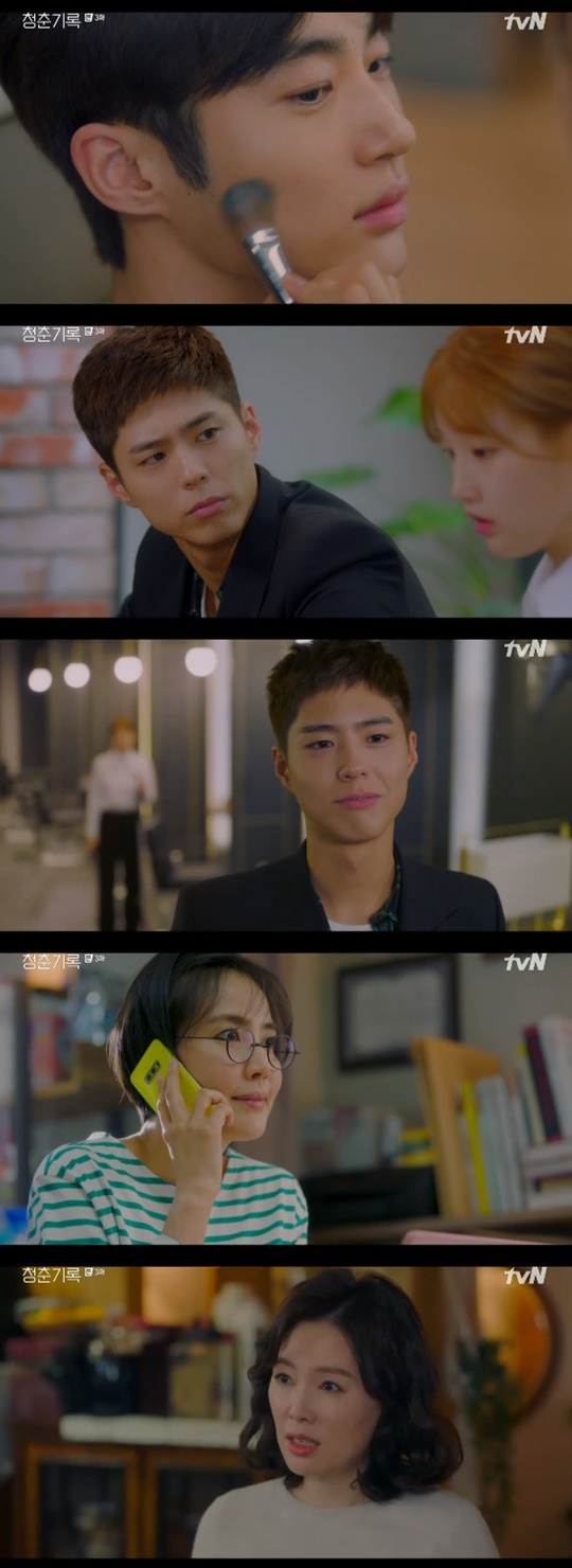 Seoul = = Record of Youth Park Bo-gum decided to make a movie appearance, and Park So-dam found out that he was a fan of his own.In the TVN Mon-Tue drama Record of Youth (playplayplay by Ha Myung-hee/director Ahn Gil-ho), which was broadcast on the afternoon of the 14th, the figure of Won Hae-hyo (played by Byun Woo-suk) and Sa Hye-joon (played by Park Bo-gum) who shoots the accompanying picture was drawn.Sa Hye-joon found out that the accompanying picture was originally an exclusive interview with Won Hae-hyo during the filming, and then he turned down Won Hae-hyos proposal to go to the meeting and attracted attention.Sa Hye-joon met with Park So-dam and spent time soothing his depressed heart.At that time, Han Ae-sook (Ha Hee-ra) was angry when she saw Kim I-young (Shin Ae-ra), who was excited about Won Hae-hyos passing the movie audition.Han Ae-sook said, If Hye-joon was my son, the successful candidate for this audition is Sa Hye-joon.Han Ae-sook responded tightly, advising, I do not know until I cover the lid of my life. It may be beneficial or poisonous.Han Ae-sook, who seemed to be cool, shed tears on his way home, blaming himself for the situation that did not help Sa Hye-joon.Sa Hye-joon introduced Ahn Jeong-ha to the video call of Samingi (Han Jin-hee), who was called, and they got closer.I am nervous about the inside story, he said.Then, Sa Hye-joon bought an umbrella in a sudden rain, and gave an unusual atmosphere to Ahn Jung-ha, who was surrounded by Get Out Your Handkerchiefs.I was happy to touch the Get Out Your Handkerchiefs that Sa Hye-joon, who is stable, and said, I feel so good with someone alone.I came to the stable beauty salon, facing the senior model (Kim Chil-doo), and recalled Sa Min-ki, who was looking for a job. Then Won Hae-hyo came to the beauty salon and asked for the stable.Won Hae-hyo was concerned about An Jeong-has attitude, which focused only on work, and continued to talk about Sa Hye-joon.It is not reality that virtue is beautiful. It is a mess when fantasy and reality meet. In the following call, Sa Hye-joon visited the beauty salon, and introduced the Senior Model Academy to Hye-joon, a stable woman, but she responded with a sour response and tried to persuade her to be stable.Sa Hye-joon headed to Lee Min-jae (Shin Dong-mi), who set up Champon Entertainment as his manager. Lee Min-jae told Sa Hye-joon, who decided to join the company, You are not getting out of your dream.I thought of the originality that I could not take away from myself, and I deceived it as a good character not to compete and compete.Now I am happy, he said, asking An Jeong-ha for a haircut, and joining the army in 10 days.Sa Hye-joon again suspected that he would be a fan of his own, seeing the tone and attitude of An Jeong-ha, who stopped early haircuts.I hate lying, he said, and eventually he smiled at Sa Hye-joon, saying, Yes, I am your fan. Lee Min-jae received a message from the film company and gave the script to Hye-joon, who said, It is a small role but the offer has come. Sa Hye-joon was immersed in the script and decided to postpone Army and appear in the movie.Lingnan (Park Soo-young), who learned of the news, was furious and ran wild.Han Ae-sook, who was skeptical of Sa Hye-joons opinion, added tension to the image of Lingnan, who is blaming Sa Hye-joon, saying, I put you.On the other hand, tvN Mon-Tue drama Record of Youth is a drama depicting the growth Record of Youth who try to achieve their dreams and love without despairing on the wall of reality.