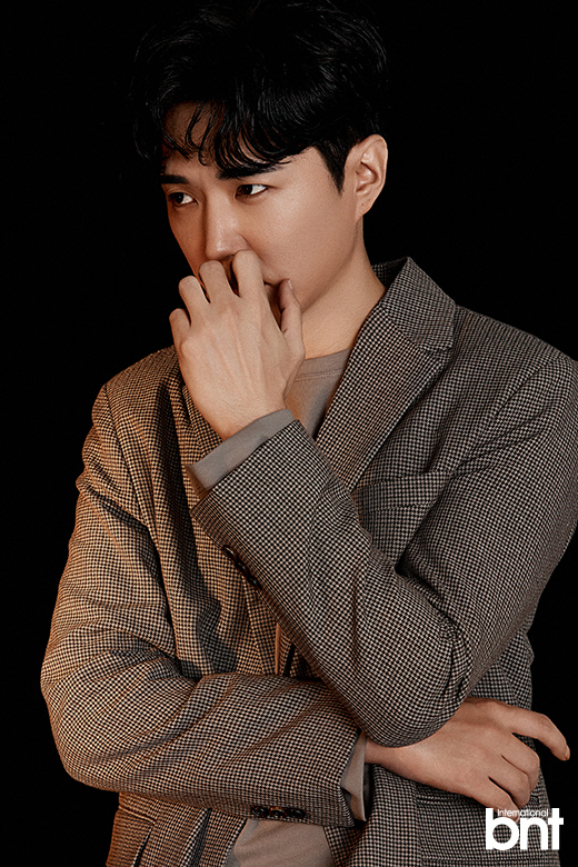 In this three-concept photo shoot, he expressed modern Feelings by wearing a trench coat and khaki cargo pants.In the following shoots, he wore a gray denim jumper and pants to wear casual Feelings, and in the last shot, he wore a suit to perfect the chic concept.I asked about the recent situation through an interview that was conducted after the filming, and I am conducting a program called Naver NOW Lunch Attack with Son Hoyoung.Recently, god participated in the OST for the first time since his debut, SBS drama Do you like Brahms? It is new to me.When asked about the secret of the group god, which is considered as a role model of many junior singers, I always talk to my juniors, but I think group life is important.I think we can not fight if we have more than two people together. It is natural to fight, but it is important to solve it. We fought a lot, but we seem to have solved it well every time. When asked who is the most Zazu contact member, There is a group katok room, and all members contact Zazu.I only do personal katok when I have to nag or hear something. He showed a strong friendship.When asked if there was a chance to turn to Actor, who had turned to Actor at some point and showed various aspects, he said, Actor was originally an area of ​​interest.I started thinking about what way to go after god. Asked what difference was there about his activities as Actor and Singer, he said, Both are jobs that express emotions.Singer is on stage, and Actor seems to have to control and express his emotions for a long time with Acting. The conclusion seems difficult for both. Asked if there was a role or genre you wanted to try Top Model, I want to do Top Model in Noir. My favorite Noir movies are Shinsegae and Sweet Life.I want to do such a work, he said.Asked if there is an actor who wants to breathe together, he said, I want to try to breathe with Actor Hwang Jung-min.It is like a wonderful actor who can play all roles. He expressed his respect for his senior actor.When asked how to practice the Acting, he replied, I am practicing the Acting by appreciating and analyzing many works.When asked about his ideal, he replied, The older you get, the less important your ideal is, and I think it is most important that you fit your personality well.When asked about his usual personality, he showed a quiet personality unlike broadcasting, he said, It is a strange personality. I am surprised at my appearance that changes every time I broadcast or concert.When asked how he usually manages his body, he replied, If you do not exercise, you will lose weight.When asked if the slump had ever come, he said, I have come twice so far, I think I have been worried about the future. Then, when asked how to relieve stress, he said, I am still.Id rather let it flow on its own, he replied.Asked what kind of actor he wanted to be in the future, he said, I want to be an actor who can play various roles and genres like Actor Sean Pen and Hwang Jung-min.I want to do a lot of dramas and movies, I want to do Top Model in strong characters and villains, he said, revealing his future aspirations.