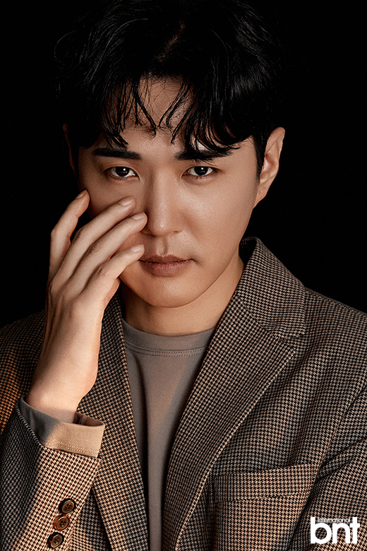 In this three-concept photo shoot, he expressed modern Feelings by wearing a trench coat and khaki cargo pants.In the following shoots, he wore a gray denim jumper and pants to wear casual Feelings, and in the last shot, he wore a suit to perfect the chic concept.I asked about the recent situation through an interview that was conducted after the filming, and I am conducting a program called Naver NOW Lunch Attack with Son Hoyoung.Recently, god participated in the OST for the first time since his debut, SBS drama Do you like Brahms? It is new to me.When asked about the secret of the group god, which is considered as a role model of many junior singers, I always talk to my juniors, but I think group life is important.I think we can not fight if we have more than two people together. It is natural to fight, but it is important to solve it. We fought a lot, but we seem to have solved it well every time. When asked who is the most Zazu contact member, There is a group katok room, and all members contact Zazu.I only do personal katok when I have to nag or hear something. He showed a strong friendship.When asked if there was a chance to turn to Actor, who had turned to Actor at some point and showed various aspects, he said, Actor was originally an area of ​​interest.I started thinking about what way to go after god. Asked what difference was there about his activities as Actor and Singer, he said, Both are jobs that express emotions.Singer is on stage, and Actor seems to have to control and express his emotions for a long time with Acting. The conclusion seems difficult for both. Asked if there was a role or genre you wanted to try Top Model, I want to do Top Model in Noir. My favorite Noir movies are Shinsegae and Sweet Life.I want to do such a work, he said.Asked if there is an actor who wants to breathe together, he said, I want to try to breathe with Actor Hwang Jung-min.It is like a wonderful actor who can play all roles. He expressed his respect for his senior actor.When asked how to practice the Acting, he replied, I am practicing the Acting by appreciating and analyzing many works.When asked about his ideal, he replied, The older you get, the less important your ideal is, and I think it is most important that you fit your personality well.When asked about his usual personality, he showed a quiet personality unlike broadcasting, he said, It is a strange personality. I am surprised at my appearance that changes every time I broadcast or concert.When asked how he usually manages his body, he replied, If you do not exercise, you will lose weight.When asked if the slump had ever come, he said, I have come twice so far, I think I have been worried about the future. Then, when asked how to relieve stress, he said, I am still.Id rather let it flow on its own, he replied.Asked what kind of actor he wanted to be in the future, he said, I want to be an actor who can play various roles and genres like Actor Sean Pen and Hwang Jung-min.I want to do a lot of dramas and movies, I want to do Top Model in strong characters and villains, he said, revealing his future aspirations.