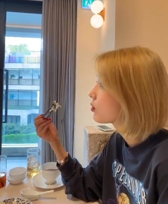 Lee Jin posted a video on his instagram on the 14th with a short article I like it.In the public footage, Lee Jin is eating affectionately with Fin.K.L member Ock Joo-hyun.Lee Jins transform, which transforms into blonde hair, attracts attention.Meanwhile, Lee Jin and Ock Joo-hyun were active as Fin.K.L and received great love.