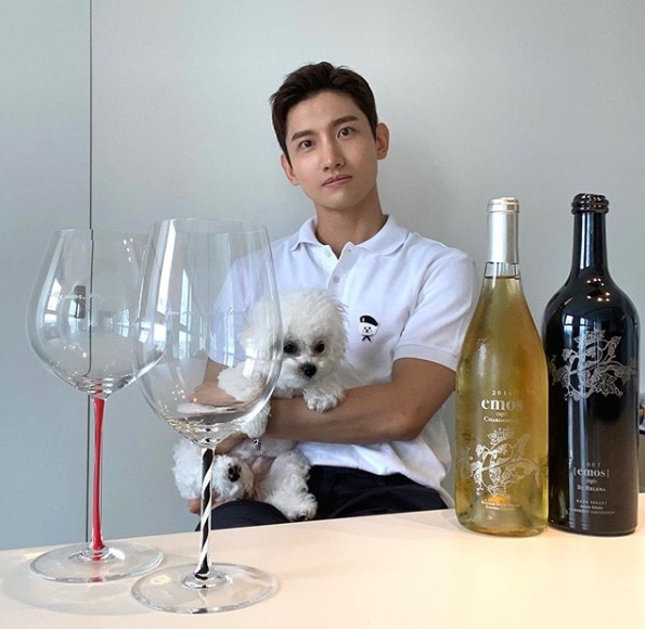TVXQ Changmin has revealed the latest after the announcement of marriage.Changmin posted a picture of himself on his personal SNS on September 13.Changmin in the photo is staring at the camera with a bottle of wine and a wine glass in front of him.Changmin announced that he was promoting wine glasses and added, There are other pictures, but it is so unfamiliar that I get makeup and get back.Park Su-in