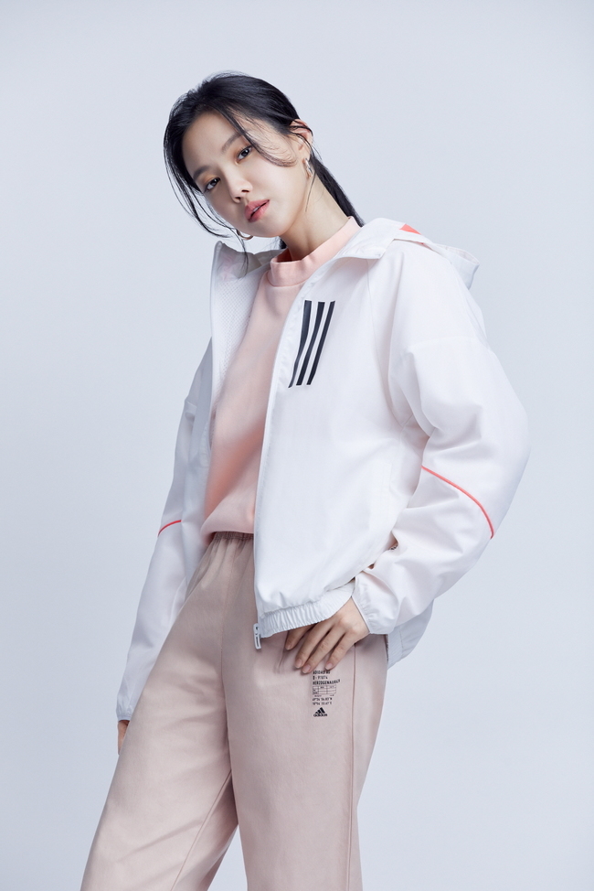 A Pink Son Na-eun, WINNER Song Min-ho pictorial has been released.A recent sports brand has unveiled an outer Full Metal Jacket FW pictorial with Son Na-eun and Song Min-ho.Son Na-eun and Song Min-ho express their possibilities by freely crossing the main character of popular idols as well as entertainment, acting, and book as style icons without any restrictions.The charm of Son Na-eun and Song Min-ho, which are attracting attention with their extraordinary sense, shined in the picture with the outer Full Metal Jacket campaign message of freedom to cross the line.Son Na-eun in the picture shows a soft, natural and feminine charm by matching soft color items as a whole.Wearing loose bottoms similar to a slightly toned pink top, we completed the white color outer full metal jacket with a youthful yet natural dely style.Park Su-in