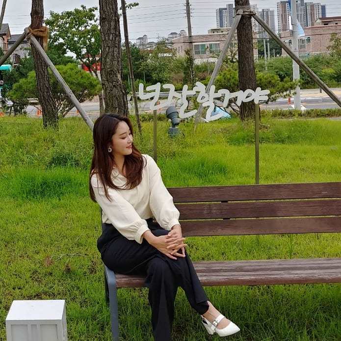Broadcaster Shin Ah-yeong left a Cheering Message.Shin Ah-yeong posted a picture on his personal SNS on September 14.In the photo, Shin Ah-yeong sits on a bench; next to Shin Ah-yeong, the phrase youll do well was captured.Shin Ah-yeong is leaning slightly to emphasize the lettering.Shin Ah-yeong quoted the phrase in the photo as it was, adding Ill do well you!On the other hand, Shin Ah-yeong is MC in various programs such as SBS Plus Dandangpo MBC Everlon Come on, is Korea the first time?