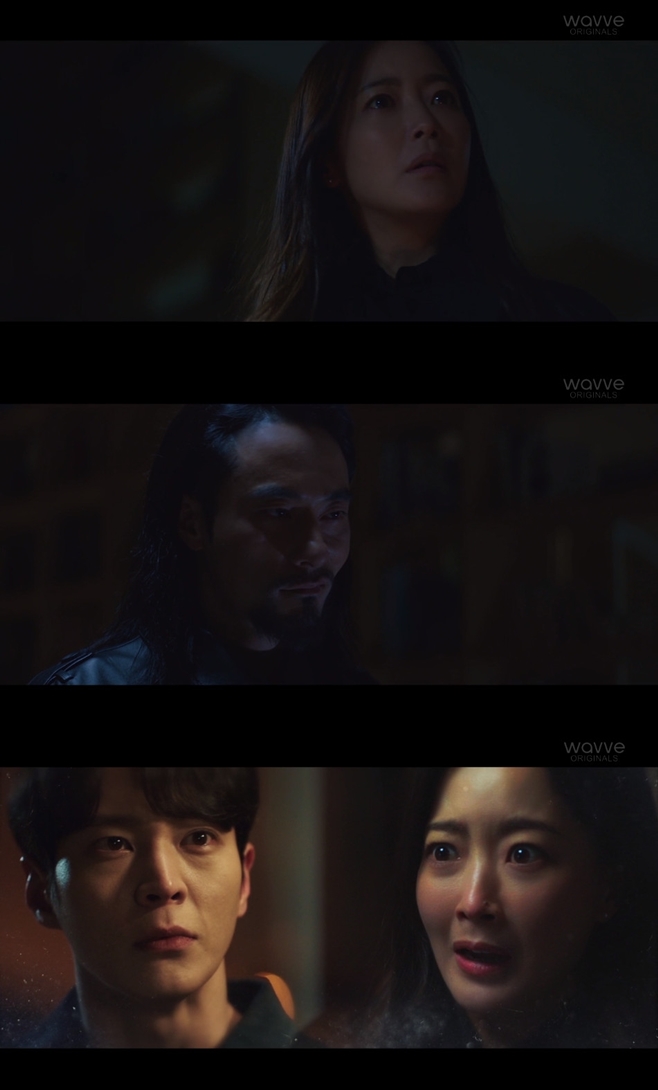 Dozens of Dramas compete for the love of viewers every week, among which are the hot-buttoned scenes of A house theater for a week.I gathered the moments of sight-raising that were the most intense in KBS, MBC, SBS, TVN and JTBCs five broadcasters broadcast during the past week (September 7-13).KBS2 Do Lee Sang Lee Cho-hee marriage  Lee Min-jung abdominal pain appealOn the 12th KBS2 weekend drama I went to it once (playplayed by Yang Hee-seung and director Lee Jae-sang, hereinafter Do), Yoon Jae-seok (Lee Sang Yi) and Song Da-hee (Lee Cho-hee) showed a marriage.On this day, Yoon Jae-seok and Song Dae-hee will take the marriage ceremony over twists and turns.Family members, as well as market people and Good Action Company employees all gathered to celebrate the marriage of the pair.Yoon Kyu-Jin (Lee Sang-yeop), who finished the marriage-style society and celebration, decided to drive with Song Na-hee (Lee Min-jung) for a long time.Then Song Na-hee suddenly complained of abdominal pain, and Yoon Kyu-Jin rushed to the hospital.MBC Im Yes JiSoo Confessions to Im Soo-hyang reunited after 3 yearsOn the 10th broadcast When I Was Most Beautiful (playplayed by Cho Hyun-kyung and director Oh Kyung-hoon, hereinafter Im Yes), Seo Hwan was shown performing Confessions toward Im Soo-hyang, which he met in three years.On this day, Seo-hwan spent a dreamlike time in a summer night in Jeju Island, where memories of Oyeji were contained. He was saddened by his sadness for waiting for his husband.Three years later, Seohwan told Oji, who does not know his true heart, I wanted to see it.I do not tolerate it anymore, he said, still showing his love full of heart.SBS Alice Kim Hee-sun faces Murder criminal in questionIn SBS New Moonwha Drama Alice (playplayed by Kim Gyu-won and directed by Baek Soo-chan), which was broadcast on the 12th, Yoon Tae-i was shown facing the questionable Murderbum.On this day, Yoon Tae-yi analyzed the time card, a relic of Park Sun-young, and found common ground with his past research with Seo Oh-won (Choi Won-young).Park Jin-gum, who heard this fact, went straight to Seowon.After finishing all the schedule, Yoon Tae-yi returned home alone and faced the questionable Murderma Ju Hae-min (Yoon Ju-man). Park Jin-gyeom, who heard Yoon Tae-yis scream, was surprised and headed to his house.TVN Youth Record Park Bo-gum, Audition Out  Military Service DeterminationIn TVNs Monday Drama Youth Record (playplayplay by Ha Myung-hee and director Ahn Gil-ho), which was broadcast on the 8th, Sa Hye-joon (Park Bo-gum) was finally drawn to decide on a Military service.On this day, Won Hae-hyo passed the movie audition with the help of her mother Kim I-young (Shin Ae-ra). However, Sa Hye-joon, who auditioned with Won Hae-hyo, was in trouble with her elimination.He arrived home consoled by Won Hae-hyo and Friends.Sa Hye-joon decided to decide on a Military service and to learn about other things.After returning to Korea after taking the stage of the Milan fashion show with the help of Lee Min-jae (Shin Dong-mi), Sa Hye-joon went to the shop of Ahn Jeong-ha (Park So-dam) and asked him to cut his hair.JTBC Twenty Twenty Kim Woo-suk X Park Sang-nam, pride beer confrontationIn the playlist digital drama TWENTY – TWENTY released on the 12th, Lee Hyun-jin (Kim Woo-seok) and Jung Ha-joon (Park Sang-nam) were shown in a beer showdown.Lee Hyun-jin and Jung Ha-jun attended a drinking party with Cha Dae-hee (Han Sung-min).All three people participated in the Beer Drinking Competition, and Lee Hyun-jin and Jung Ha-joon continued their confrontation without retreat.The two men who remained until the end were conscious of each other and continued to drink beer and won the joint championship.Lee Hyun-jin, who had a drink since then, was left unconscious and headed to the bathroom with Friends support.