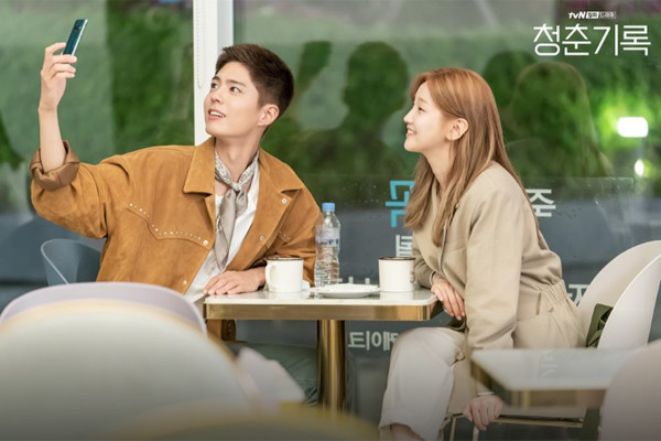 These days, parents have come to their children for the rest of their lives.In the TVN monthly drama , Won Hae-hyos mother Steaming video (Shin Ae-ra) tells Han Ae-sook (Ha Hee-ra), the mother of Park Bo-gum, thats what she says.Sons are Friends, but Han Ae-sook is working as a housekeeper at Steaming videos house.When the Steaming video gives you the clothes you wear as if you are a good person, Han Ae-sook takes it well at speed and brings it home.In fact, Han Ae-sook is not able to bear the comparison of his life with Steaming video, but Han Ae-sook is also hard to bear when comparing his life.Thats a dead world. How is it possible for parents to cover it entirely? He does so much, but inside he knows its real.ITZY is the only thing that makes you say that your child will live like you.Han Ae-sook tells Son that he has been working as a housekeeper at Friends house and says that if he lives with it, he will not work.I wonder how Sa Hye-joon was worried too, but this good son tells her to do her mothers life, so she can do her own thing.I think, why should I choose my life where its different from my life? My life is a pain in the ass.Han Ae-suk, who told the story of Son that the life of the parents and the life of the child are different, but was it true?Over the years, Han Ae-sook goes up a sloping alleyway and talks to himself. Lie. How do parents cheat on their children?How come youre not better off living 10 years ago or now? Im sorry I was this rich. Bitch. You resenting your father? I miss you.I want to see you. Ill do you a good job. Oh, youre a real mastermind. Why do you talk to yourself. Why do you look like you?The reality of the reality is cold. We dont tell the unrelenting fantasy that anyone can achieve their dreams if they try.He appreciates Friend Won Hae-hyos sincere consideration, but it makes him uncomfortable to know that what he is achieving and enjoying is not related to his background.If you live in Hannam-dong, it is a world that says that you are a good person, but you know that you do not live there.With Friend help, I take a picture with a picture, and my mother continues to work as a housekeeper at the Friends house.Lee Min-jae (Shin Dong-mi), who has claimed to be his manager, announces that he became Won Hae-hyo in the movie casting and that Sa Hye-joon fell because of his recognition, not because of his ability, and dissuades Sa Hye-joon from giving up everything for a while and going to the army.Lee Min-jae gives advice to Sa Hye-joon, who says that happiness is separated and that today should be fun.If youre not born with it, youre going to live poor for life. It doesnt improve. You usually realize it over thirty.Smart kids realize in their 20s. Makes more money than dreams you cant achieve. But youre still not breaking up. Why is your life standard?Oh, that coach is great, but hes wrong. You could be right. Youll spend the rest of the time up to a second and throw a towel.This drama begins with a cool reminder of the reality that young people born without anything have, and the reality that they can only do something by using up to the second left more desperate.Because it is in front of this reality, the weight of the small favors and comforts that Sa Hye-joon and An Jeong-ha (Park So-dam) meet and hand to each other changes.When it suddenly rains, Sa Hye-joon, who bought an umbrella, says that it does not rain in his neighborhood, saying that he takes the umbrella to Anjeongha.It is said that it is strange that it rains somewhere and it does not rain anywhere even though it is the same as Seoul, which seems to metaphorize the reality they are in.The reality is that young people who are raining and young people who are not living are divided.I remember sitting alone at the station where my lovers left, sharing an umbrella at a stable bus stop. The umbrella that Sa Hye-joon handed me warms my heart.The way home alone after breaking up feels lonely.What this contains is a cold reality in front of the youths who were born without anything. They dream, but It can not be done easily.So parents ask for a more realistic life and even act like a drama.The reason for doing so is not to block the dream of the child, but because I know that it is a dream that can not be achieved, I do not want my child to be hurt.Can I go out to my dream of being stable with Sa Hye-joon in this cold reality?It will never be easy, but those who are standing on the unfair starting line from the beginning will support it.Even if it breaks and breaks, it hopes to turn the reality on one foundation, and the wounded souls want to give each other a comfort and comfort and endure.Even more because it never happens easily in reality.Record of Youth Unfair World, Why You Cant Help Park Bo-gum