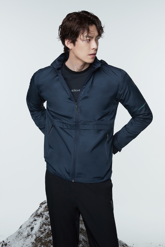Actors Kim Woo-bin and Han So Hee met with a fashion photo shoot.Kim Woo-bin and Han So Hee have unveiled the 2020 F/W pictorial together with the new Outdoor Research brand model.The two men have a charm that naturally moves between softness and charisma, and have completely extinguished Eiders new Outdoor Research style, which is younger and dynamic.In the public picture, Kim Woo-bin showed a professional aspect by perfectly creating an atmosphere that matches each suit.The hooded Fliss Full Metal Jacket, which features a soft woolly material, matches the nutral beige pants to complete a comfortable and warm style.Han So Hee used his own unique sophisticated atmosphere to Jessie a younger and more sensual New Outdoor Research look.Reverse Fliss Down Full Metal Jacket, which can be worn inside and outside, is matched with an overfit to create a Sesame Street casual look with only one outer.Kim Woo-bin not only expresses the expression and eyes carefully to digest the costume concept every cut, but also makes the dynamic mood of Outdoor Research even more stylish with a pose using a large height and long legs.Han So Hee has delicately produced a sporty atmosphere of Sesame Street style with natural hair and makeup styling, and has improved the perfection of the picture.This 20F/W season has diversified the design of the Fliss to consumers who are sensitive to trends and has Jessie the young and sensual Outdoor Research style with the focus on the short-lived Down Full Metal Jacket, said a brand official. Through the pictures of Kim Woo-bin and Han So Hee, a new model that fully digests dynamic styles, I hope you will meet the research style trend. 
