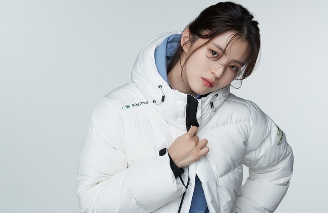 Actors Kim Woo-bin and Han So Hee met with a fashion photo shoot.Kim Woo-bin and Han So Hee have unveiled the 2020 F/W pictorial together with the new Outdoor Research brand model.The two men have a charm that naturally moves between softness and charisma, and have completely extinguished Eiders new Outdoor Research style, which is younger and dynamic.In the public picture, Kim Woo-bin showed a professional aspect by perfectly creating an atmosphere that matches each suit.The hooded Fliss Full Metal Jacket, which features a soft woolly material, matches the nutral beige pants to complete a comfortable and warm style.Han So Hee used his own unique sophisticated atmosphere to Jessie a younger and more sensual New Outdoor Research look.Reverse Fliss Down Full Metal Jacket, which can be worn inside and outside, is matched with an overfit to create a Sesame Street casual look with only one outer.Kim Woo-bin not only expresses the expression and eyes carefully to digest the costume concept every cut, but also makes the dynamic mood of Outdoor Research even more stylish with a pose using a large height and long legs.Han So Hee has delicately produced a sporty atmosphere of Sesame Street style with natural hair and makeup styling, and has improved the perfection of the picture.This 20F/W season has diversified the design of the Fliss to consumers who are sensitive to trends and has Jessie the young and sensual Outdoor Research style with the focus on the short-lived Down Full Metal Jacket, said a brand official. Through the pictures of Kim Woo-bin and Han So Hee, a new model that fully digests dynamic styles, I hope you will meet the research style trend. 