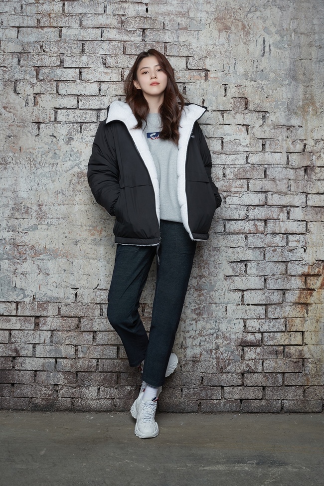 Actors Kim Woo-bin and Han So Hee met with a fashion photo shoot.Kim Woo-bin and Han So Hee have unveiled the 2020 F/W pictorial together with the new Outdoor Research brand model.The two men have a charm that naturally moves between softness and charisma, and have completely extinguished Eiders new Outdoor Research style, which is younger and dynamic.In the public picture, Kim Woo-bin showed a professional aspect by perfectly creating an atmosphere that matches each suit.The hooded Fliss Full Metal Jacket, which features a soft woolly material, matches the nutral beige pants to complete a comfortable and warm style.Han So Hee used his own unique sophisticated atmosphere to Jessie a younger and more sensual New Outdoor Research look.Reverse Fliss Down Full Metal Jacket, which can be worn inside and outside, is matched with an overfit to create a Sesame Street casual look with only one outer.Kim Woo-bin not only expresses the expression and eyes carefully to digest the costume concept every cut, but also makes the dynamic mood of Outdoor Research even more stylish with a pose using a large height and long legs.Han So Hee has delicately produced a sporty atmosphere of Sesame Street style with natural hair and makeup styling, and has improved the perfection of the picture.This 20F/W season has diversified the design of the Fliss to consumers who are sensitive to trends and has Jessie the young and sensual Outdoor Research style with the focus on the short-lived Down Full Metal Jacket, said a brand official. Through the pictures of Kim Woo-bin and Han So Hee, a new model that fully digests dynamic styles, I hope you will meet the research style trend. 