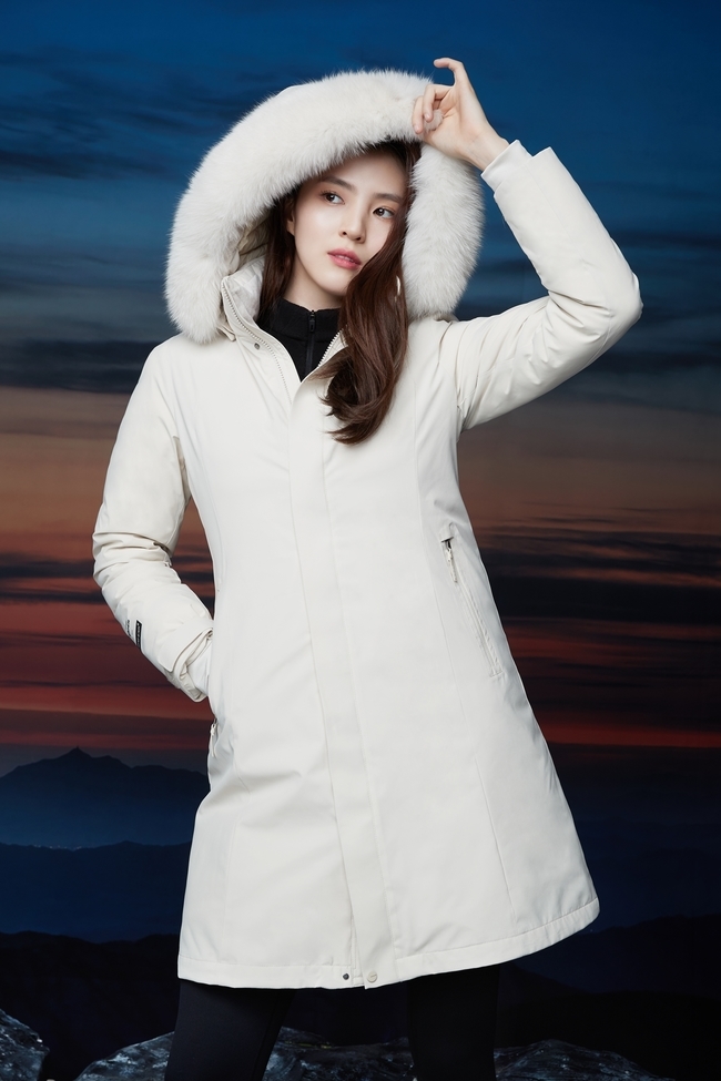 Actors Kim Woo-bin and Han So Hee met with a fashion photo shoot.Kim Woo-bin and Han So Hee have unveiled the 2020 F/W pictorial together with the new Outdoor Research brand model.The two men have a charm that naturally moves between softness and charisma, and have completely extinguished Eiders new Outdoor Research style, which is younger and dynamic.In the public picture, Kim Woo-bin showed a professional aspect by perfectly creating an atmosphere that matches each suit.The hooded Fliss Full Metal Jacket, which features a soft woolly material, matches the nutral beige pants to complete a comfortable and warm style.Han So Hee used his own unique sophisticated atmosphere to Jessie a younger and more sensual New Outdoor Research look.Reverse Fliss Down Full Metal Jacket, which can be worn inside and outside, is matched with an overfit to create a Sesame Street casual look with only one outer.Kim Woo-bin not only expresses the expression and eyes carefully to digest the costume concept every cut, but also makes the dynamic mood of Outdoor Research even more stylish with a pose using a large height and long legs.Han So Hee has delicately produced a sporty atmosphere of Sesame Street style with natural hair and makeup styling, and has improved the perfection of the picture.This 20F/W season has diversified the design of the Fliss to consumers who are sensitive to trends and has Jessie the young and sensual Outdoor Research style with the focus on the short-lived Down Full Metal Jacket, said a brand official. Through the pictures of Kim Woo-bin and Han So Hee, a new model that fully digests dynamic styles, I hope you will meet the research style trend. 