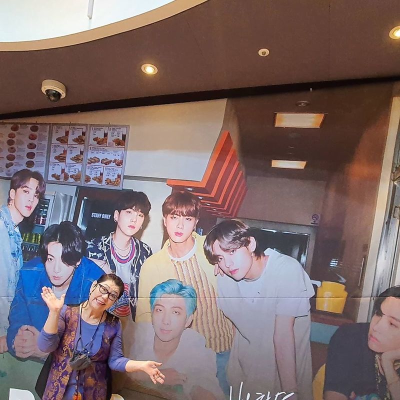 Singer Yang Hee-eun posted a BTS banner authentication shot.Yang Hee-eun posted on his instagram on September 15th, BTS who came to MBC-FM Bae Cheol-sus music camp yesterday.Yang Hee-eun in the photo poses with both hands open in front of the banner with the image of BTS.Yang Hee-eun, who is making a humorous look, expressed youthfulness and caused laughter.Yang Hee-eun added, There are a lot of people who are looking for that banner! Memorial Photographing click!seo ji-hyun