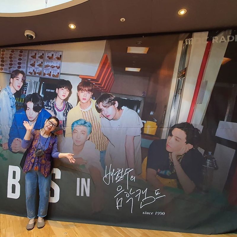 Singer Yang Hee-eun posted a BTS banner authentication shot.Yang Hee-eun posted on his instagram on September 15th, BTS who came to MBC-FM Bae Cheol-sus music camp yesterday.Yang Hee-eun in the photo poses with both hands open in front of the banner with the image of BTS.Yang Hee-eun, who is making a humorous look, expressed youthfulness and caused laughter.Yang Hee-eun added, There are a lot of people who are looking for that banner! Memorial Photographing click!seo ji-hyun