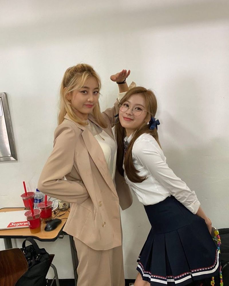 Group TWICE members Jihyo and Sana shared their current status.TWICE Instagram posted several photos on September 15 with an article entitled Pairs for High School Students.In the photo, Jihyo and Sana are wearing uniforms and making a lovely smile; in two shots, the visuals of two people boasting extraordinary chemistry made their eyes happy.park jung-min